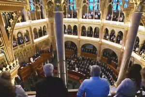 Péter Magyar toma posse e acaba com 16 anos de governo de Orbán na Hungria