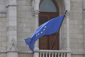 Bandeira da União Europeia volta ao Parlamento da Hungria após mais de uma década 