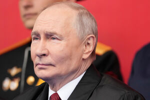 Vladimir Putin assiste ao desfile militar do Dia da Vitória
