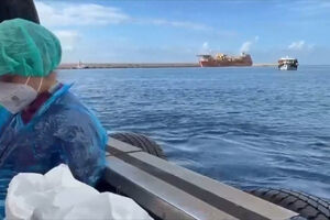 Imagens mostram de perto a operação de desembarque do navio afetado por hantavírus em Tenerife