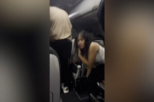 Passageiros saem de avião após colisão mortal no aeroporto de Denver