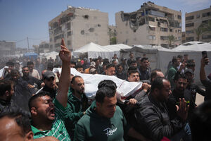 Palestinianos carregam corpo de Fadi Heikal, morto num ataque israelita