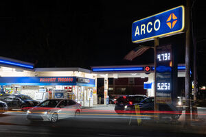 Veículos num posto de gasolina em Portland