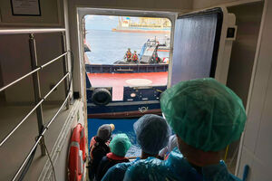 Passageiros desembarcam do navio de cruzeiro MV Hondius