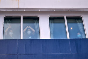 Passageiros observam outros a desembarcarem do navio de cruzeiro MV Hondius