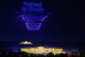 "Unidos pela música" foi o mote do espetáculo de drones austríaco que inaugurou a temporada da Eurovisão