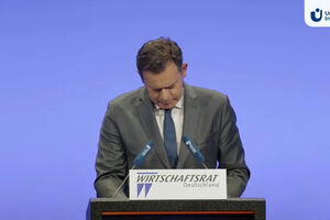 O momento em que Luís Montenegro se engana e diz 'führer' em vez de 'futuro' durante discurso na Alemanha