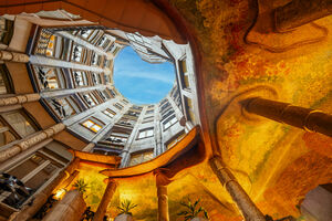 Perspetiva do edifício La Pedrera a partir do átrio 