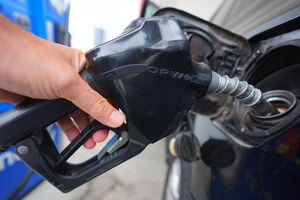 Trump quer suspender impostos sobre combustíveis para aliviar americanos