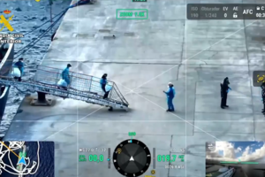 Imagens registadas pela Guardia Civil mostram desembarque dos passageiros de cruzeiro com surto de hantavírus