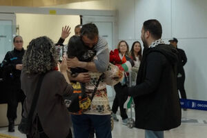 Ativista brasileiro chega a São Paulo após ter estado detido em Israel por liderar flotilha humanitária para Gaza