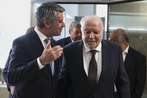 Luís Montenegro e Manuel Alegre juntos num evento em Portugal
