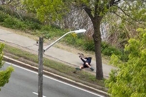 Imagens mostram homem armado a disparar contra condutores nos EUA
