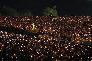 Procissão das Velas contou com milhares de pessoas