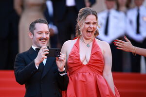 Mette-Marie Kongsved e Elijah Wood, na abertura do Festival de Cannes 2026