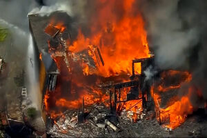 Imagens aéreas mostram incêndio de grandes dimensões a consumir moradia em New Jersey 