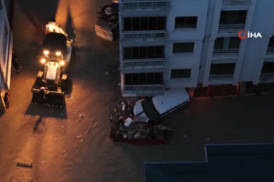 Imagens aéreas mostram ruas inundadas e carros arrastados por fortes cheias na Turquia