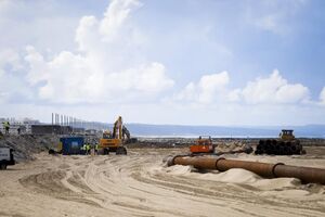 Obras de reposição de areia nas praia da Costa da Caparica