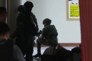 Tiroteio no Senado das Filipinas durante tentativa de detenção de senador