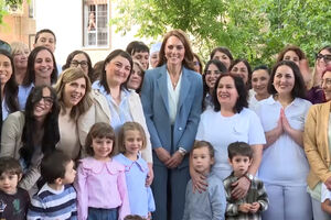 Kate Middleton emociona multidão em Itália na primeira viagem internacional após recuperação de um cancro