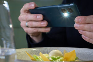 Há cada vez mais restaurantes a proibir telemóveis à mesa 