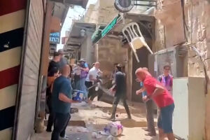 Cadeiras no ar e garrafas atiradas: Vídeo mostra confrontos entre judeus nacionalistas e palestinianos em Jerusalém