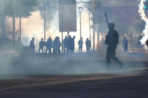 Mineiros detonam dinamite durante protestos na Bolívia  