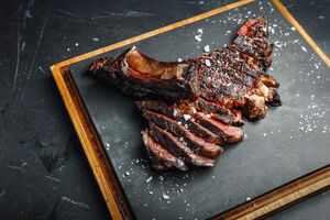 Este tomahawk maturado serve três pessoas  e chega à mesa por €89 