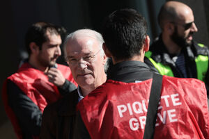 Secretário-geral da CGTP-IN Arménio Carlos conversa com participantes durante a greve dos trabalhadores da ManpowerGroup Solutions