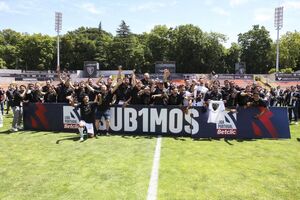 Jogadores do Ac. Viseu celebram a promoção