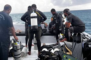 Mergulhadores das Maldivas tentam recuperar corpos dos quatro italianos