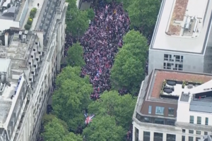 Milhares manifestam-se em Londres em marchas de extrema-direita e pró-Palestina separadas pela polícia