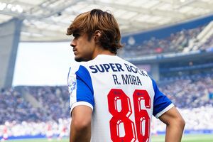 R. Mora veste a camisola do FC Porto inspirada na conquista de Viena