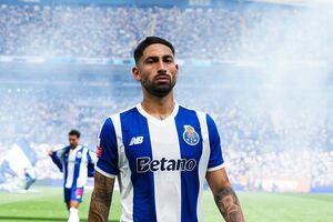 Futebolista do FC Porto exibe camisola comemorativa da conquista de Viena