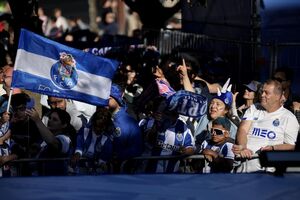 Adeptos do Porto juntam-se nos Aliados para começar as celebrações