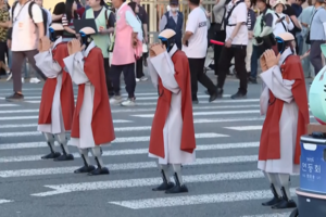 Robôs humanóides monges juntam-se a milhares de pessoas em celebração antes do aniversário de Buda na Coreia do Sul