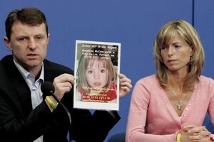 Os pais de Madeleine McCann com uma foto da menina desaparecida