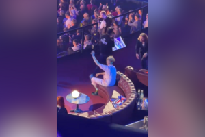 Momento em que representante britânico na Eurovisão é “adotado” por delegação da Dinamarca
