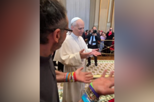 Papa Leão XIV faz gesto viral “6-7” e diverte jovens católicos no Vaticano