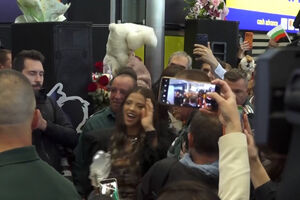 Vencedora da Eurovisão recebida por centenas de fãs à chegada ao aeroporto de Sófia 