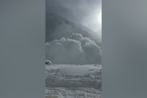 Alpinistas captam imagens impressionantes de avalanche a atingir a tenda em que se encontram no Monte Evereste