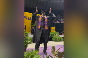 Shaquille O’Neal recebe diploma de mestrado na universidade onde se tornou lenda do basquetebol