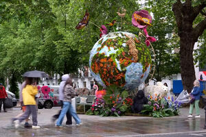 Flores, planetas e até extraterrestres transformam bairro de luxo de Londres em cenário “fora deste mundo”