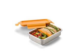 Salada fresca e sanduíches numa lancheira de metal com tampa laranja