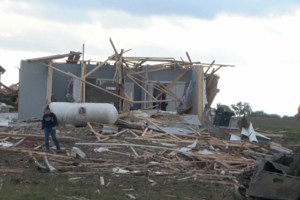 Casas ficam destruídas no Nebraska depois de passagem de tornado