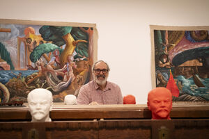 Manuel João Vieira junto ao seu “O atelier de Lenine” (2020)