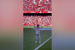 Jovem adepto de 12 anos com doença rara homenageado no estádio do Sevilha