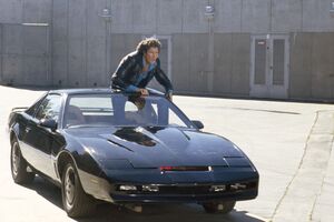 David Hasselhoff numa cena da série O Justiceiro, com o indestrutível KITT