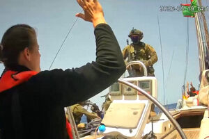 O momento em que Israel interceta mais um barco da flotilha para Gaza