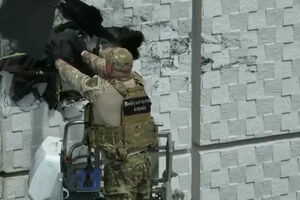 O momento em que drone não detonado é removido de prédio em Odessa 